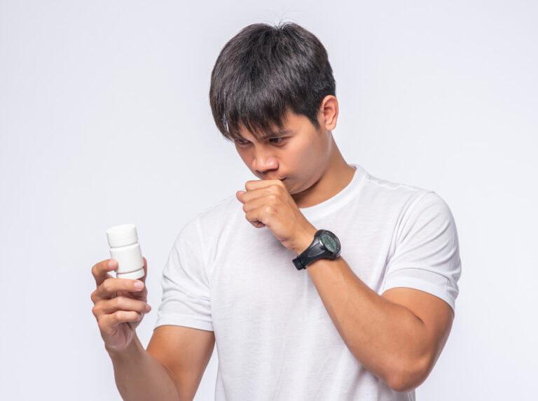 Sebenarnya minum obat harus diberi jeda berapa lama setelah makan?