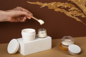 Saat Mikroba Sengaja Ditambahkan ke Produk: Memahami Antimicrobial Effectiveness Test (AET)
