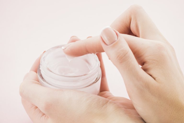 Klaim Efek Menenangkan pada Moisturizer Panthenol: Mengapa Merek Harus Melakukan Uji Produk?
