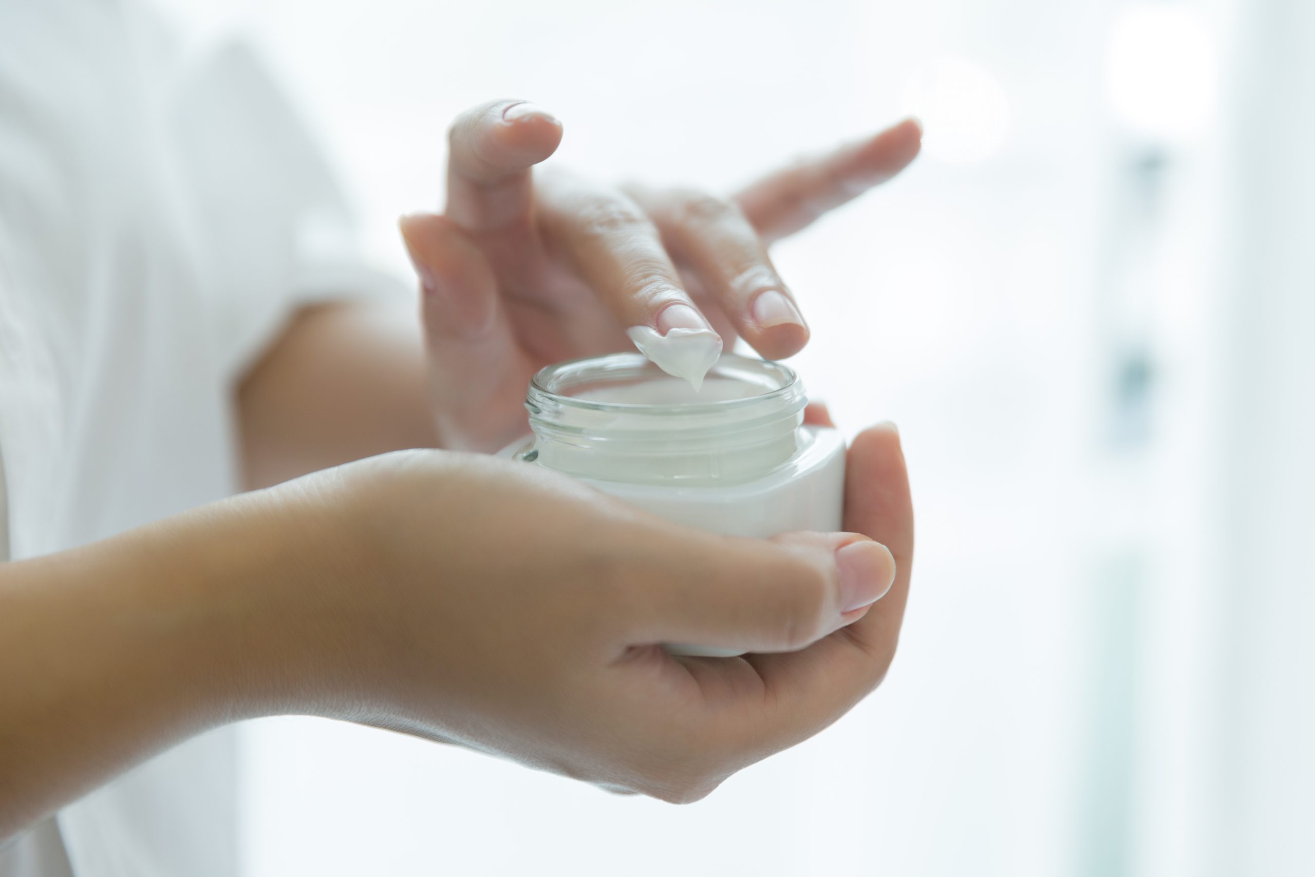 Syarat Mutlak Lolos BPOM: Pentingnya Uji Laboratorium Bebas Hidrokuinon untuk Moisturizer Whitening